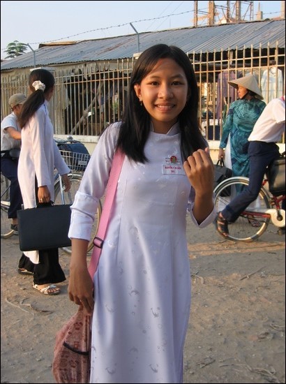 白いアオザイを着たベトナム人女子学生